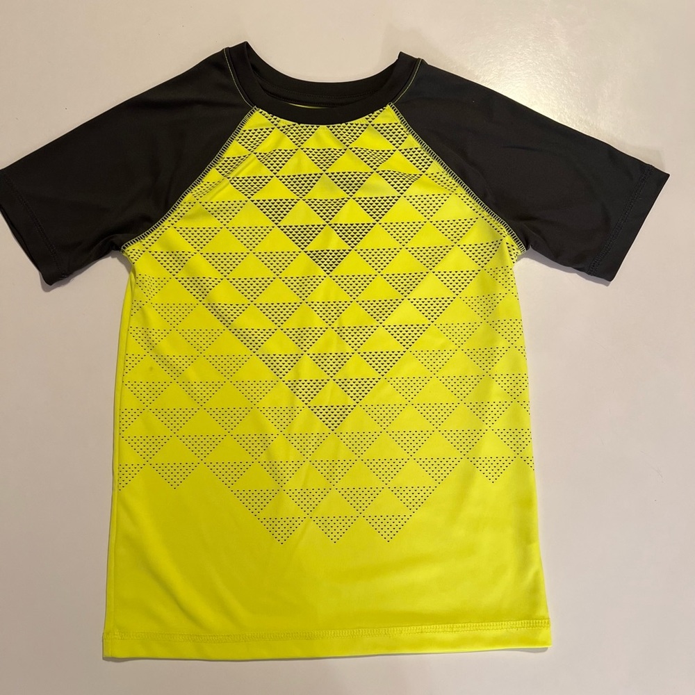 Bundle of 2 small kids shirts and 3 small kids athletic shorts - Picture 4 of 16